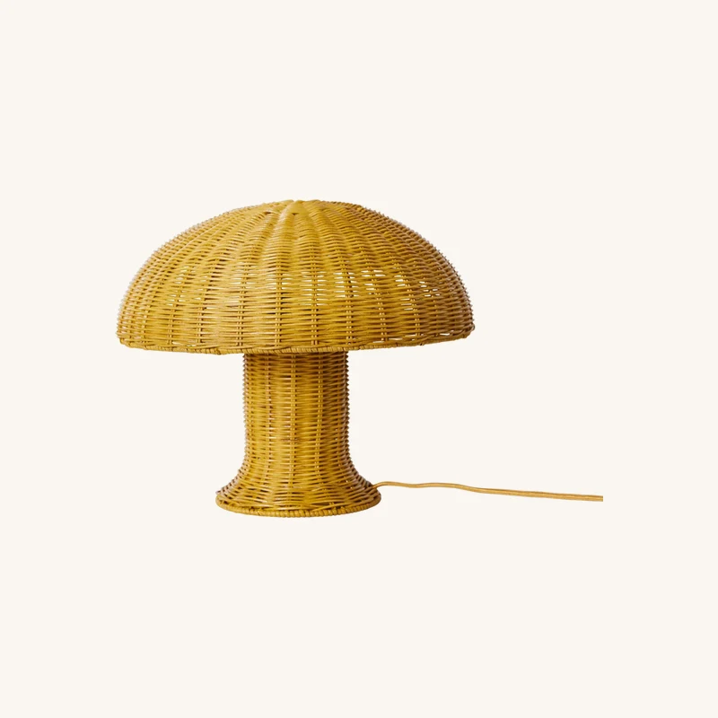 Lampe de table en rotin moutarde chez The Cool Republic
