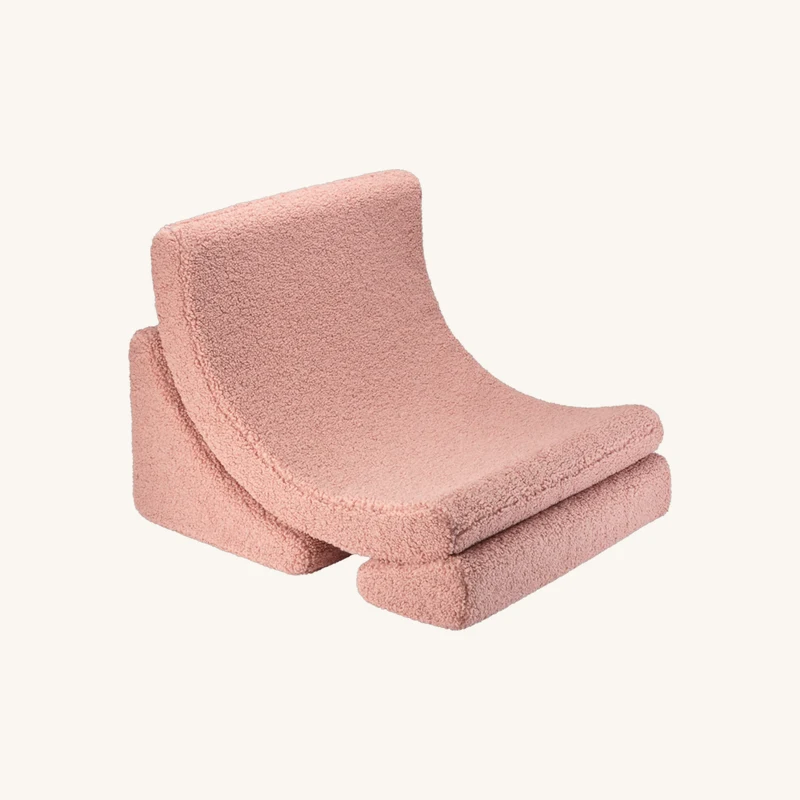 Fauteuil arrondit en sherpa bouclé rose chez The Cool Republic