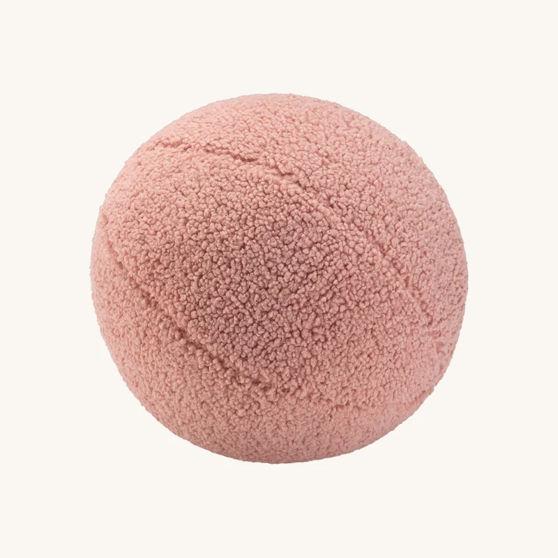 Coussin ballon rond en sherpa bouclé rose chez The Cool Republic