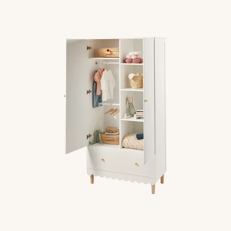 Armoire 2 portes ligne feston blanc chez Vertbaudet