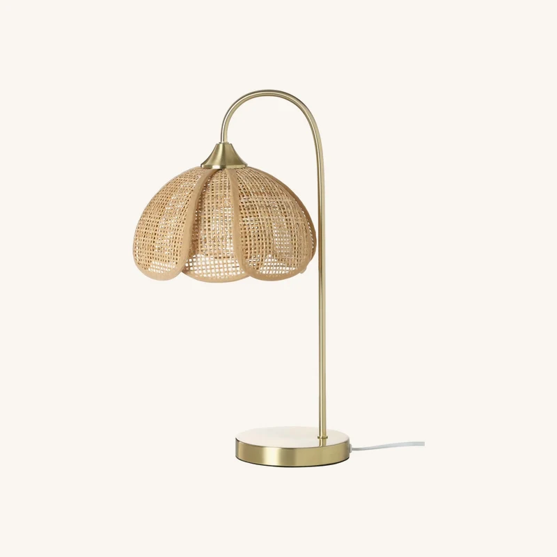 Lampe à poser fleur en rotin et pied en laiton chez Vertbaudet