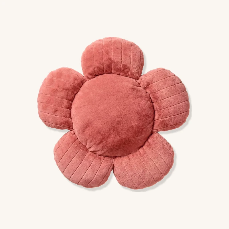 Coussin de sol fausse fourrure fleur rose poudré chez Vertbaudet
