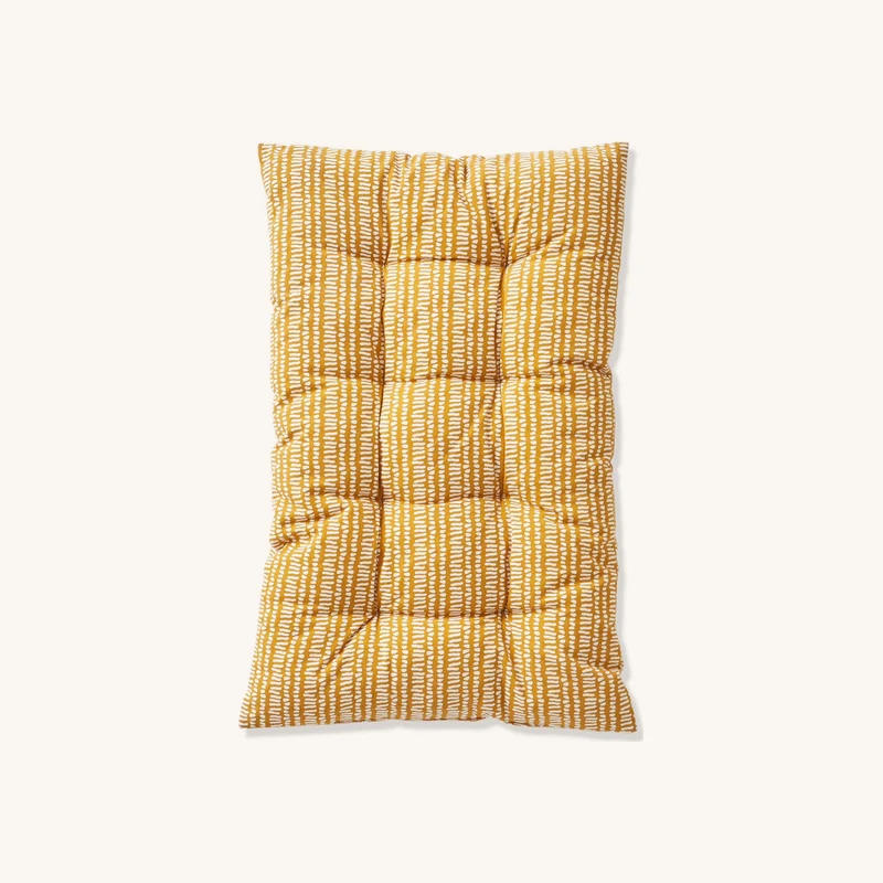 Coussin de banc / coffre moutarde chez Vertbaudet